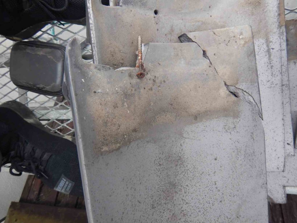 凍害で釘穴から割れている瓦の写真