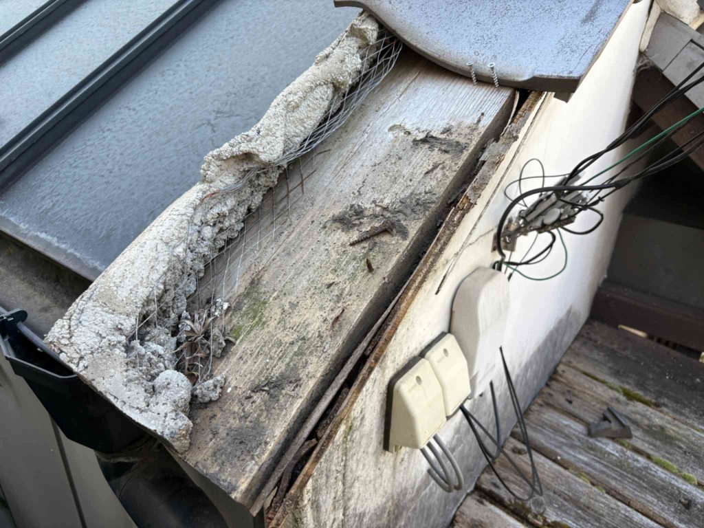 軒先が雨漏りで腐っている写真