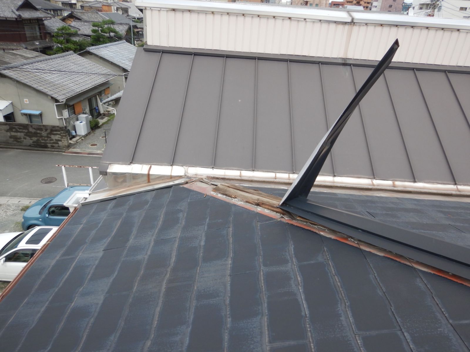 棟板金が強風でめくれている写真
