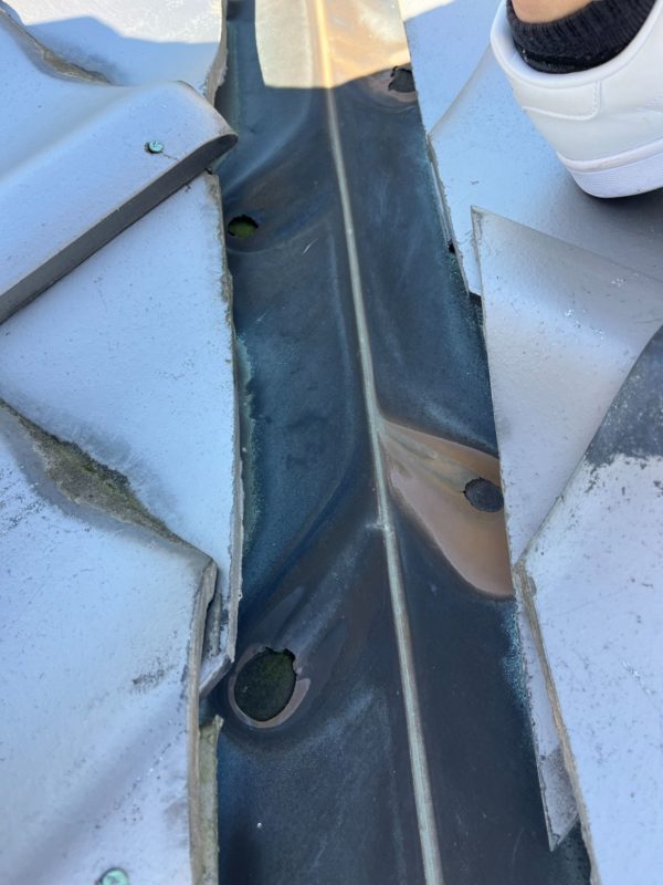 谷板金が腐食している様子