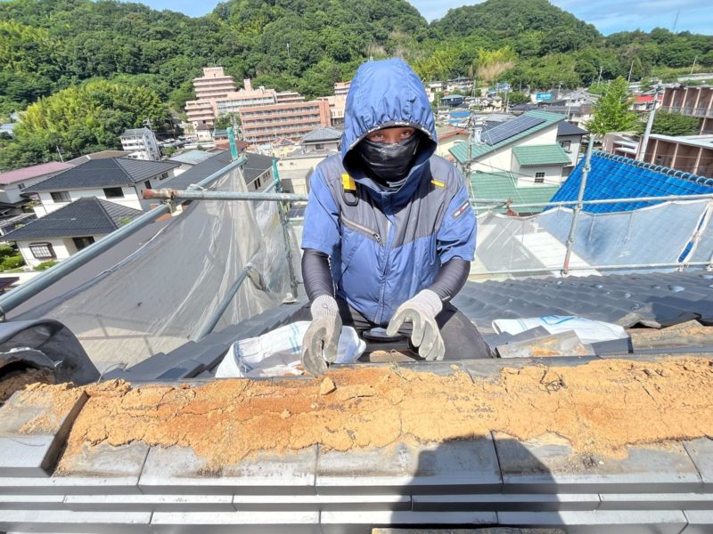 自社職人が屋根工事をしている