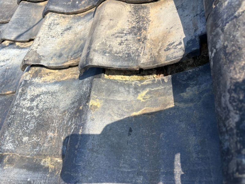 瓦がズレている状態