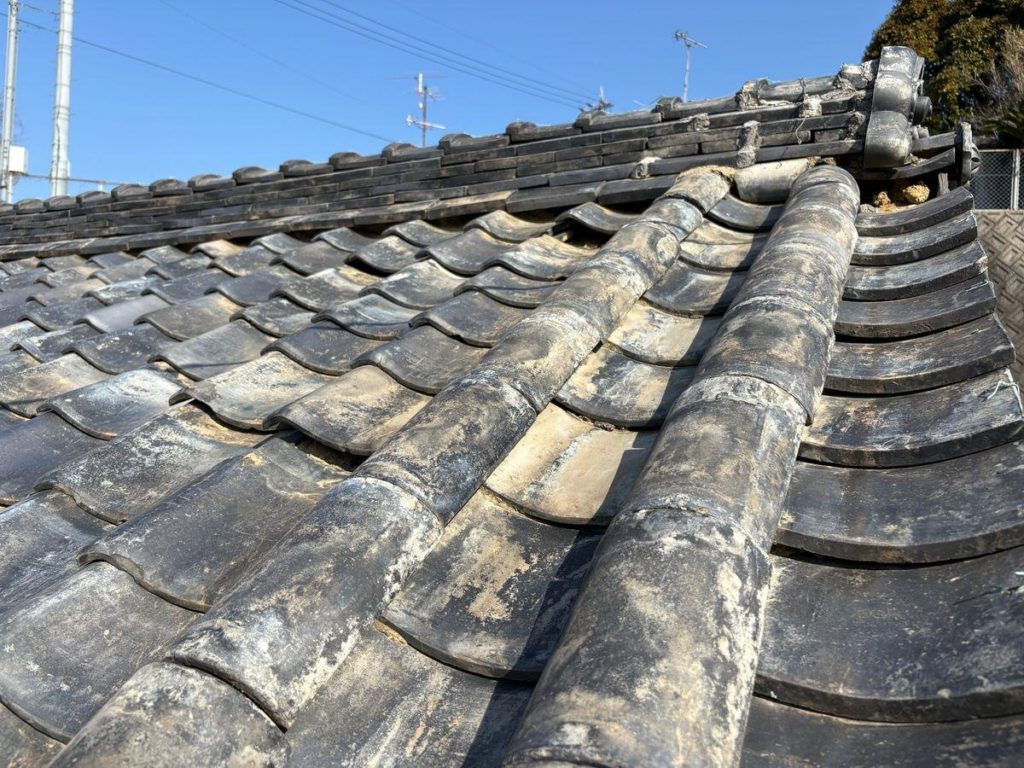 瓦がずれている写真