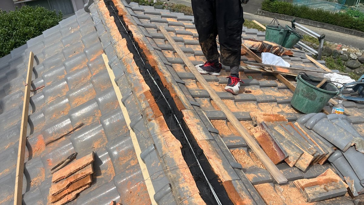 雨漏りを修理している写真