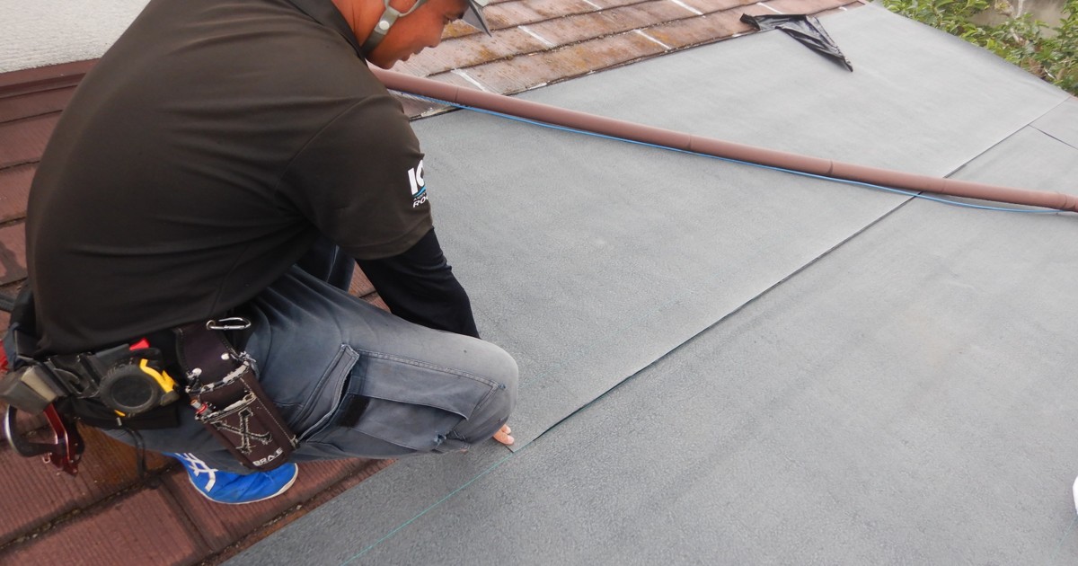 屋根工事を行っている写真