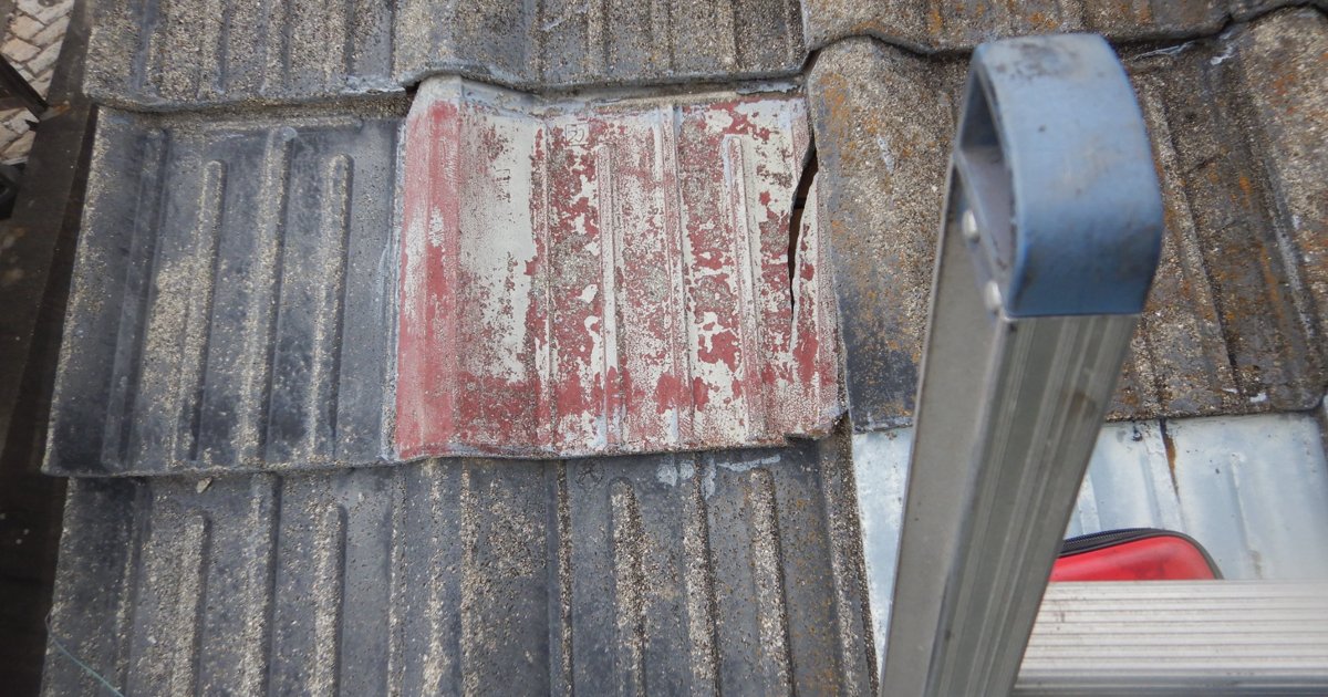 瓦が割れている写真