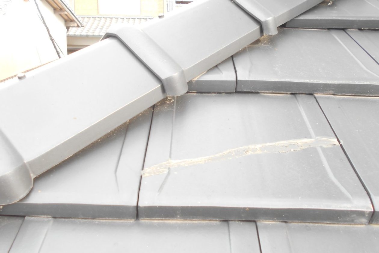 松山市で台風の飛来物で瓦が割れている写真